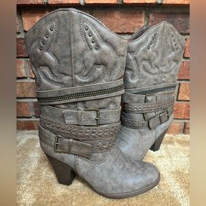 🖤MIA STRAPPY BUCKLE STUDDED GRAY FAUX LEATHER HEELED CALF HIGH BOOTS SIZE 8🖤
